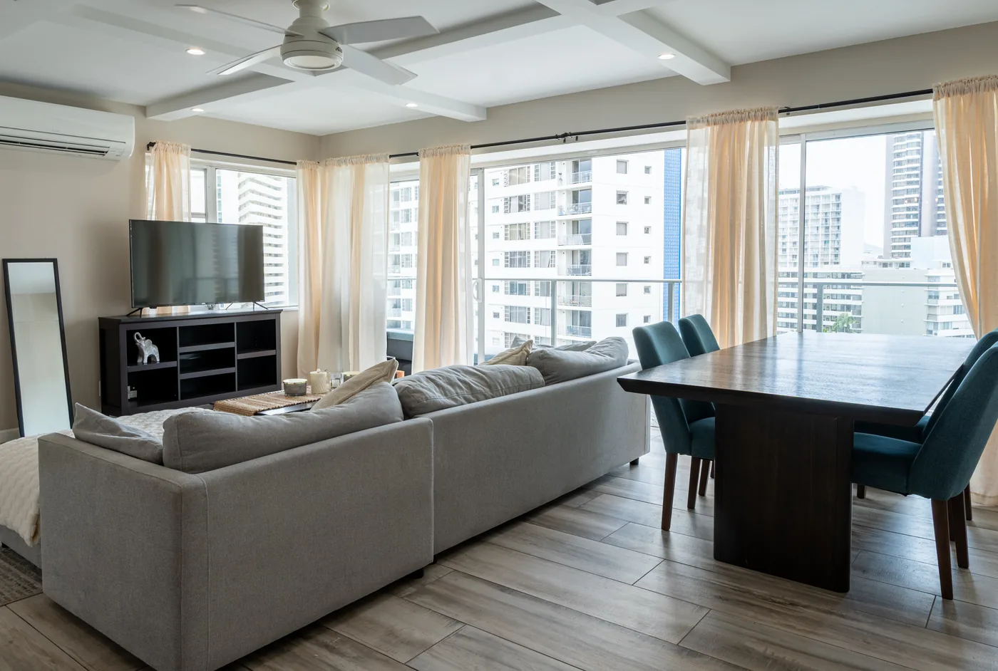 Modern Oahu apartment living and dining area